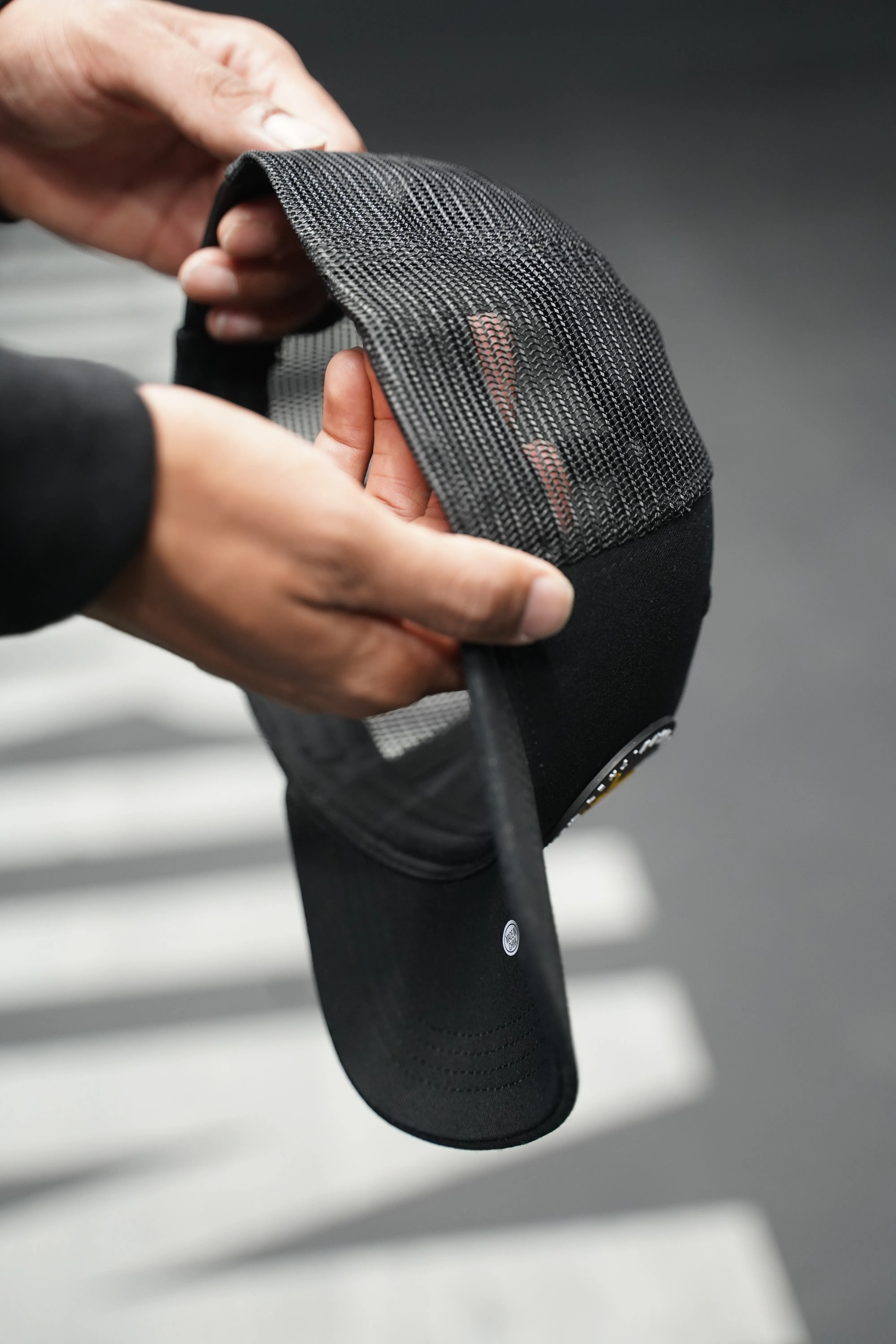 EMBLEM TRUCKER CAP